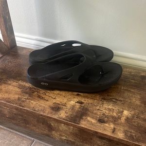Oofos unisex - Womens 8, mens 6, worn twice, like new